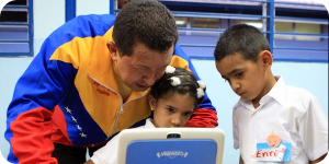 El presidente Hugo Chávez comparte con los niños que usan la computadora Canaima