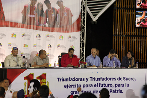 El presidente Nicolás Maduro, acompañado de varios ministros, realizando anuncios de la Misión Sucre