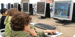 Niñas juegan con programas educativos en una feria de tecnología