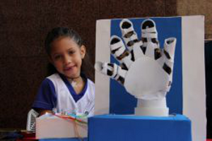 Los estudiantes de la Escuela Rudecindo Canelón exhibieron el prototipo de una mano robótica
