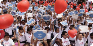 Profesores, representantes y unos 600 niños con Canaima rindieron tributo al presidente Chávez