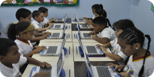 Niñas y niños de Macuro celebran llegada de sus computadoras Canaima Educativo
