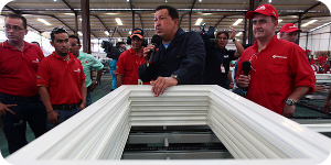 El presidente de la República, Hugo Chávez, recorrió las instalaciones de la Fábrica Petrocasa Ventanas I, en Guacara