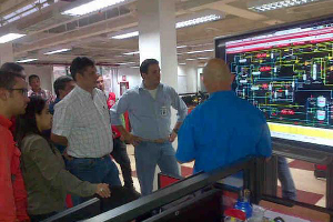 Ministro Fernández inspecciona empresas de tecnología y producción en Mérida
