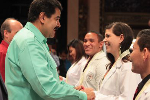Nuevos médicos integrales comunitarios recibieron tabletas de la mano del presidente Maduro