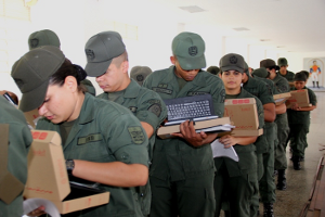 Estudiantes de la Academia Militar reciben tabletas Canaima