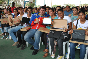 El viceministro para Educación Universitaria, Jehyson Guzmán, estuvo presente en el operativo de distribución de tabletas realizado en la sede principal del Instituto, en Maracaibo