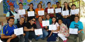 Los docentes recibieron su certificado por participar en el taller