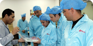 Estudiantes de Ingeniería en Informática visitaron fábrica socialista Vtelca
