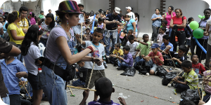 Los niños y niñas quedaron fascinados con sus papagayos y gurrufíos