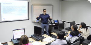 Lennín Caro realizó una demostración de carga volumen y estrés sobre un manejador de Base de Datos