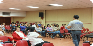 Luis Rivero, representante de la Comunidad de Usuarios de Software Libre intercambia impresiones con los participantes