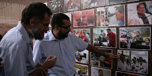 Exposición fotográfica en homenaje al comandante Chávez en la plaza Pueblos y Saberes