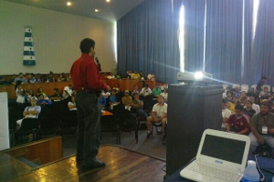 Jacinto Dávila, de la ULA-Mérida, estuvo como moderador del Foro sobre Software Libre