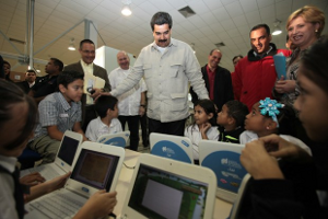 Maduro felicita a estudiantes al recibir computadora Canaima