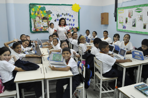 Acuerdan dotar a maestros de computadoras Canaima para fortalecer formación