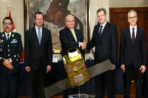 El ministro de Defensa de Perú, Pedro Cateriano, estuvo acompañado del embajador francés en Lima y una delegación diplomática durante la firma del acuerdo