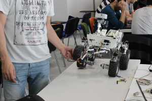 OpenCuriosity es una maqueta a escala reducida del famoso robot explorador de Marte