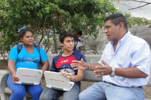 Técnico de Cantv explica a los jóvenes cómo se conectó el WFfi en Tunapuy