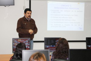 Así como aprendimos a sustituir el lápiz por la computadora podemos comenzar a trabajar en Software Libre. Fotografía: Ivic