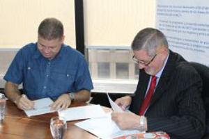 El presidente del Fonacit, Geancarlos Rodríguez y el director general de la Escuela Nacional de Administración y Hacienda Pública, Félix Naranjo Flores