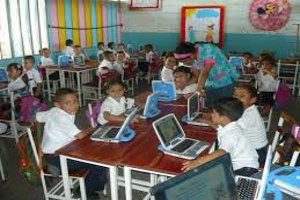 420 estudiantes de escuelas estadales de San Joaquín recibieron computadoras Canaima
