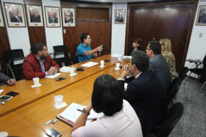 En la actividad, se acordó establecer mesas de trabajo para "presentar propuesta para racionalizar trámites bancarios"