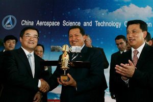 El destino del Satélite Simón Bolívar tuvo una clara marca desde su nacimiento y el Comandante Eterno, Hugo Chávez, fue el encargado de dársela