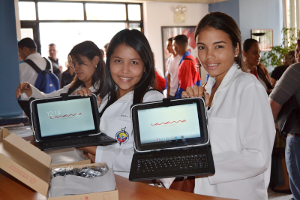 Más tabletas Canaima en manos de estudiantes universitarios