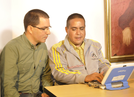Personas con discapacidad visual compartieron su experiencia con el uso de la canaimita con el Vicepresidente para el Desarrollo Social