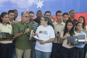 En la jornada se entregaron 104 equipos tecnológicos a estudiantes, de primero a quinto año, así como a 18 docentes