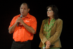 Hugbel Roa, ministro del Poder Popular para Educación Universitaria, Ciencia y Tecnología (Mppeuct), en compañía de Jacqueline Faría, presidenta de Movilnet