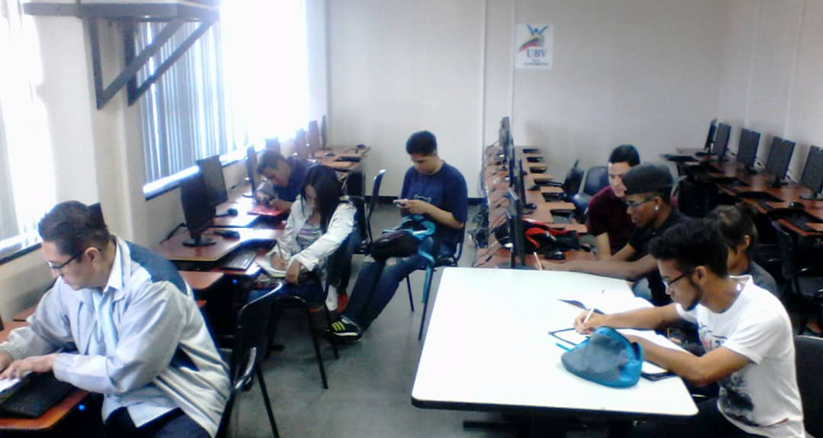 Estudiantes del cuarto trayecto de Informática para la Gestión Social